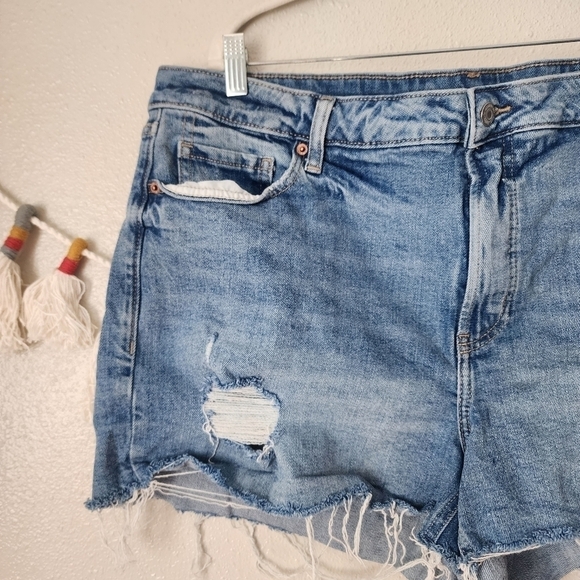 Old Navy High Rise O.G Straight Distress Light Wash Cut Off Shorts Plus Size 20 - Picture 4 of 8